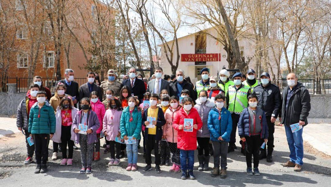 İlçemizde Van Et Anadolu Lisesi ve Atatürk İlköğretim okulu öğrencileri tarafından Öncelik Hayatın, Öncelik Yayanın etkinliği düzenlendi.